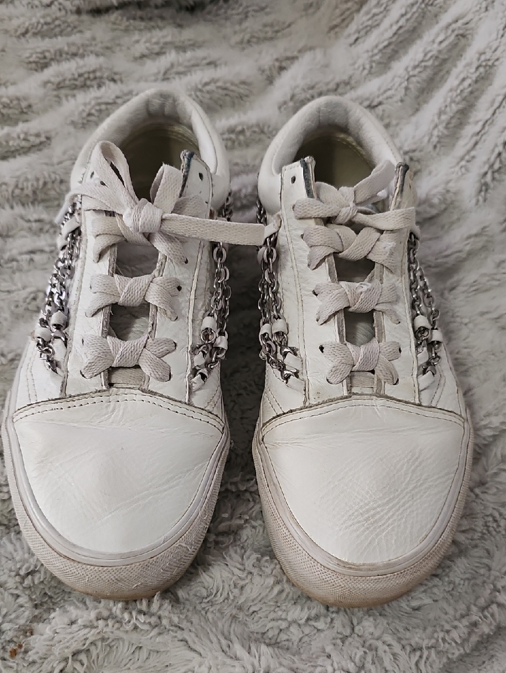 Vans White Low-Top Sneakers with Silver Chain Accent